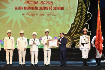 Thủ tướng trao Huân chương Hồ Chí Minh tặng lực lượng Cảnh sát nhân dân.