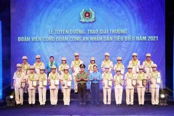 Chủ tịch Tổng Liên đoàn lao động Việt Nam và lãnh đạo Bộ Công an tuyên dương các đoàn viên Công đoàn Công an nhân dân tiêu biểu năm 2021. 