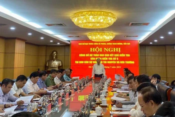 Đồng chí Nguyễn Hòa Bình, Ủy viên Bộ Chính trị, Bí thư Trung ương Đảng, Chánh án Tòa án nhân dân tối cao, phát biểu tại buổi làm việc. 