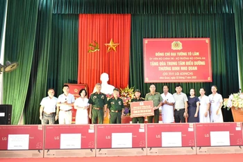 Trao tặng ti-vi cho Trung tâm Điều dưỡng thương binh huyện Nho Quan.