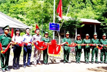 Các đại biểu cắt băng khánh thành công trình “Ánh sáng vùng biên” ở xã Trường Sơn, huyện Quảng Ninh.