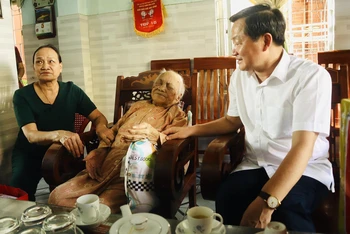 Phó Thủ tướng Lê Minh Khái thăm, động viên Bà mẹ Việt Nam Anh hùng Phan Thị Hựu. 