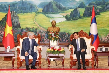 Đồng chí Đỗ Văn Chiến (trái) đến chào xã giao Tổng Bí thư, Chủ tịch nước Lào Thongloun Sisoulith. 
