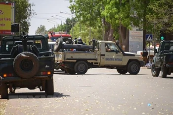 Binh sĩ phong tỏa hiện trường một vụ tấn công ở Ouagadougou, Burkina Faso. (Ảnh: AFP/TTXVN) 