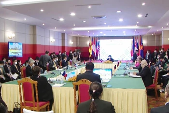 Các quan chức cao cấp ASEAN họp tại Phnom Penh.