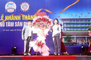 Phó Chủ tịch nước Võ Thị Ánh Xuân tặng lẵng hoa chúc mừng Bệnh viện Trung ương Huế tại lễ khánh thành Trung tâm Sản phụ khoa của bệnh viện.