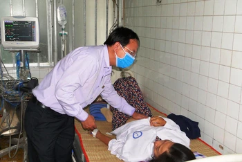 Thăm khám cho bệnh nhân nhiễm sốt xuất huyết tại Bệnh viện đa khoa trung tâm Tiền Giang.