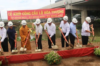 Khởi công xây dựng cầu Lộ Hòa Thượng tại xã Bình Phú, huyện Cai Lậy, tỉnh Tiền Giang.
