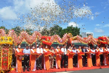 Cắt băng khai trương tuyến xe buýt liên tỉnh Thành phố Hồ Chí Minh-Long An-Tiền Giang. 