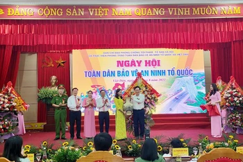 Phó Thủ tướng Thường trực Chính phủ Phạm Bình Minh tặng hoa và quà cho Đảng bộ, chính quyền và nhân dân xã Việt Dân, thị xã Đông Triều.