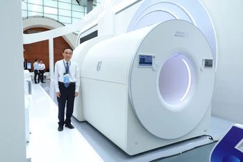GS- TS Mai Trọng Khoa chụp ảnh với hệ thống máy PET/CT uExplorer.