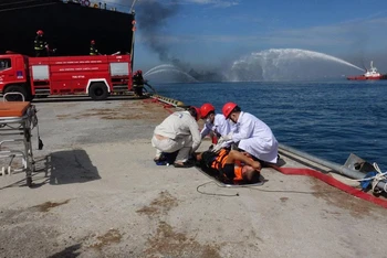 Diễn tập cấp cứu vớt thuyền viên trên tàu dầu bị cháy đưa vào bờ chăm sóc y tế.