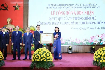 Lãnh đạo Thành phố Hà Nội trao Quyết định công nhận huyện đạt chuẩn nông thôn mới cho huyện Chương Mỹ (Ảnh: Ngọc Anh).