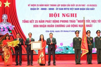Thừa ủy quyền của Chủ tịch nước, lãnh đạo Thành uỷ Hà Nội đã trao Huân chương Lao động hạng Nhất cho Đảng bộ, chính quyền và nhân dân quận Cầu Giấy.