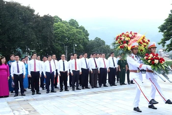 Các đồng chí lãnh đạo tỉnh Hà Giang dâng hoa trước Tượng đài Chủ tịch Hồ Chí Minh.