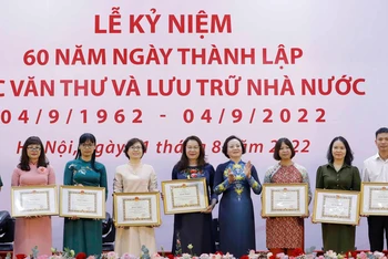 Bộ trưởng Nội vụ Phạm Thị Thanh Trà trao Bằng khen cho các tập thể, cá nhân có nhiều đóng góp cho sự nghiệp phát triển văn thư, lưu trữ. (Ảnh: H.Long)