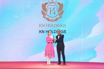 Bà Lê Nữ Thùy Dương - Phó Chủ tịch Hội đồng quản trị KN Holdings nhận cúp Nơi làm việc tốt nhất châu Á năm 2022.