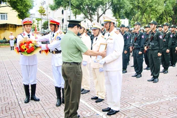 Trao Quyết định thành lập của Bộ trưởng Công an cho lãnh đạo Tiểu đoàn Cảnh sát cơ động dự bị chiến đấu.