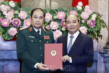 Chủ tịch nước Nguyễn Xuân Phúc trao Quyết định thăng quân hàm Thượng tướng cho đồng chí Phùng Sĩ Tấn.