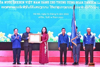Phó Chủ tịch nước Võ Thị Ánh Xuân trao Huân chương Lao động hạng Nhất của nước Cộng hòa xã hội chủ nghĩa Việt Nam tặng Trung ương Đoàn Thanh niên Nhân dân Cách mạng Lào.