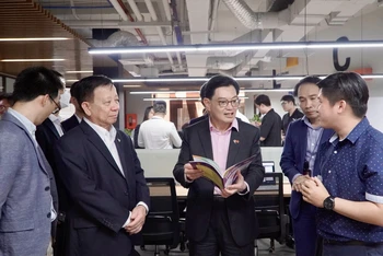 Phó Thủ tướng, Bộ trưởng Điều phối chính sách kinh tế Singapore Heng Swee Keat (ở giữa) đánh giá cao Tổng Công ty Becamex IDC tham gia kết nối cộng đồng khởi nghiệp công nghệ Việt Nam lên bản đồ khởi nghiệp thế giới. 