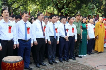 Các đại biểu tỉnh Nam Định dự nghi lễ dâng hương tưởng niệm anh linh các vị Vua Trần và Đức Thánh Trần.