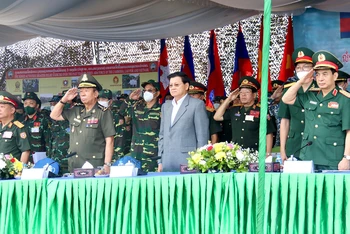 Tổng Bí thư, Chủ tịch nước Lào Thongloun Sisoulith tới thị sát buổi diễn tập chung giữa quân đội ba nước. (Ảnh: TRỊNH DŨNG)