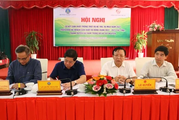 Lãnh đạo Bộ Nông nghiệp và Phát triển nông thôn và lãnh đạo tỉnh Ninh Thuận chủ trì buổi hội thảo.