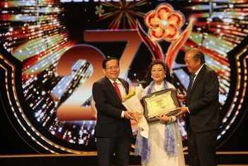 Giải Mai Vàng 2021 trao giải “Nghệ sĩ trọn đời vì cộng đồng” cho Nghệ sĩ nhân dân Kim Cương.