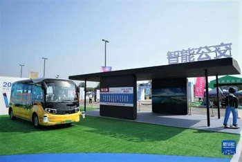 Xe buýt không người lái được giới thiệu tại Diễn đàn Ô-tô kết nối thông minh thế giới năm 2022. (Ảnh: Tân Hoa Xã)