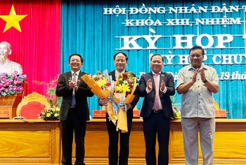 Lãnh đạo tỉnh Bình Định tặng hoa chúc mừng đồng chí Phạm Anh Tuấn được bầu giữ chức Chủ tịch UBND tỉnh Bình Định. 