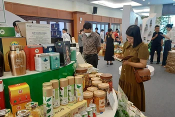 Các đại biểu tham quan các sản phẩm nông nghiệp xanh được trưng bày tại hội thảo quốc tế phụ phẩm nông nghiệp, nguồn tài nguyên tái tạo. 
