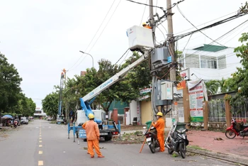 Điện lực Quảng Ngãi huy động mọi nguồn lực khẩn trương khắc phục hệ thống lưới điện sau bão số 4.