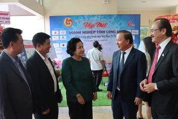 Lãnh đạo tỉnh Long An trao đổi với doanh nghiệp tại buổi họp mặt doanh nghiệp chào mừng kỷ niệm ngày Doanh nhân Việt Nam 13/10.
