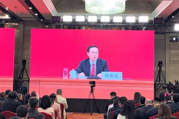 Ông Tôn Nghiệp Lễ, Người phát ngôn Đại hội XX Đảng Cộng sản Trung Quốc tại buổi họp báo. 