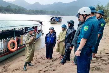Các cơ quan chức năng huyện Nông Sơn kiểm tra tình hình thiệt và cử lực trực ứng cứu người dân bị chia cắt tại thôn Tứ Nhũ, xã Quế Lâm.