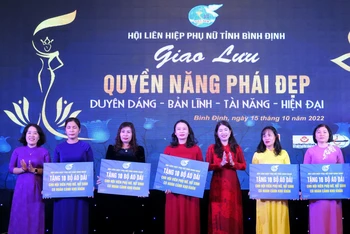 Hội Liên hiệp phụ nữ tỉnh Bình Định phát động chương trình “Vận động 1.300 bộ áo dài, vải áo dài tặng cho hội viên, phụ nữ, nữ sinh có hoàn cảnh khó khăn”.