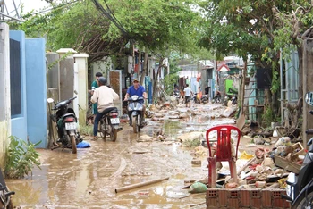 Một số khu vực thấp ở Đà Nẵng vẫn còn ngổn ngang bùn đất.