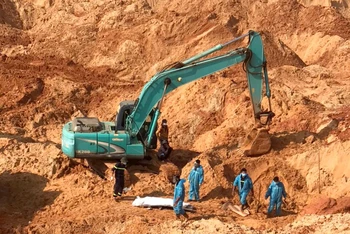 Các lực lượng chức năng tìm thấy thi thể nạn nhân cuối cùng cách hiện trường sạt lở cát khoảng 20m.
