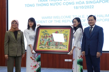  Bí thư Tỉnh ủy Bắc Ninh Nguyễn Anh Tuấn tặng quà lưu niệm tranh dân gian Đông Hồ cho Tổng thống Singapore Halimah Yacob. 