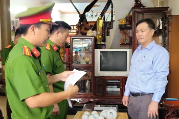 Cơ quan điều tra thi hành lệnh bắt tạm giam ông Nguyễn Văn Hồng.