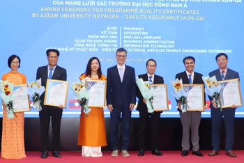 Đại diện Mạng lưới các trường đại học Đông Nam Á trao chứng nhận cho 6 chương trình đào tạo của Đại học Lạc Hồng.