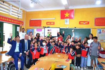 Đại sứ Israel tại Việt Nam Yaron Mayer và các tình nguyện viên với học sinh Trường Tiểu học thị xã Sa Pa ( Lào Cai).