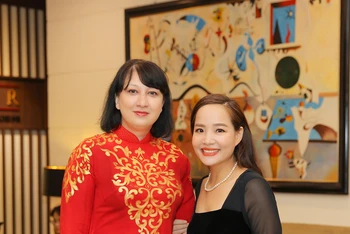  Nghệ sĩ cello Đinh Hoài Xuân và bà Đại sứ Cristina Romila.