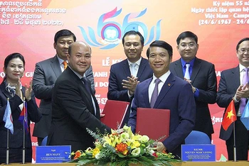 Chủ tịch Hội Liên hiệp Thanh niên Việt Nam Nguyễn Ngọc Lương và Chủ tịch Hội Liên hiệp Thanh niên Campuchia Hun Many trao biên bản ký kết thỏa thuận hợp tác giữa 2 Hội giai đoạn 2022-2027.