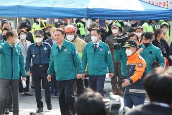 Tổng thống Hàn Quốc Yoon Suk-yeol thị sát hiện trường vụ giẫm đạp tại Seoul ngày 30/10/2022. (Ảnh: Yonhap/ TTXVN)