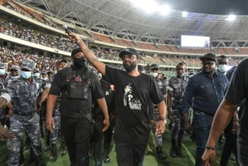 Nhạc sĩ-ca sĩ Fally Ipupa có cảnh sát hộ tống rời sân vận động Olympic của Abidjan vào tháng 3/2021. (Ảnh: AFP)