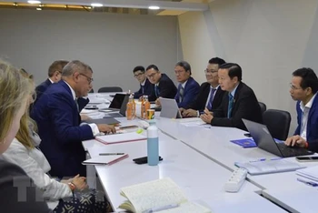 Đoàn đại biểu Việt Nam do Bộ trưởng Bộ Tài nguyên và Môi trường Trần Hồng Hà dẫn đầu làm việc với Chủ tịch COP26 Alok Sharma về chuyển đổi năng lượng của Việt Nam. (Ảnh: Nguyễn Trường/TTXVN)