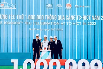 Nhấn nút phát lệnh đón container thứ 1 triệu từ tàu Maersk Copenhagen chạy chuyên tuyến xuyên Thái Bình Dương.