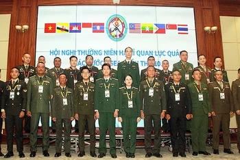 Đại biểu chủ nhà Việt Nam và các nước tham dự ASMAM-10 chụp ảnh lưu niệm tại lễ khai mạc Hội nghị.